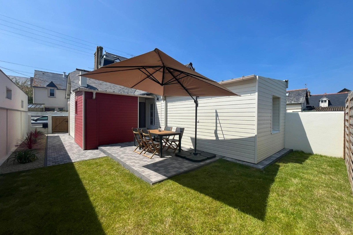 A l'arrière de la maison, terrasse et jardinet pour profiter du soleil et des repas en extérieur.