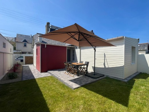 A l'arrière de la maison, terrasse et jardinet pour profiter du soleil et des repas en extérieur.