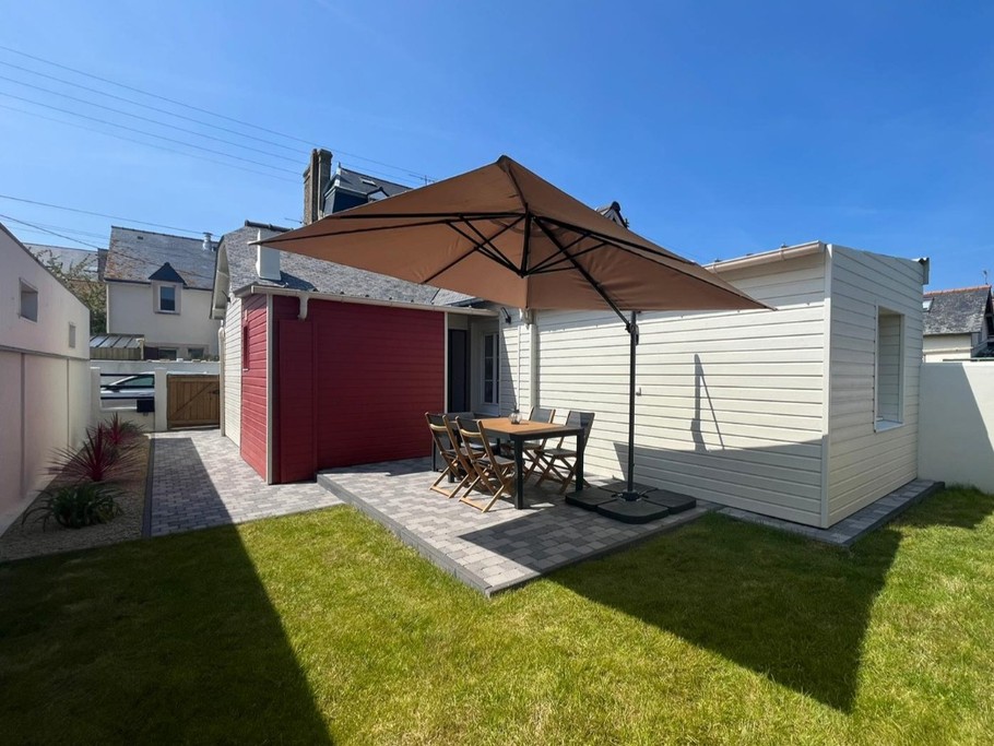 A l'arrière de la maison, terrasse et jardinet pour profiter du soleil et des repas en extérieur.