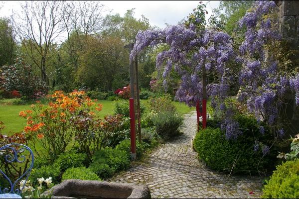 Jardin début mai- Maison de caractère à la campagne dans un superbe cadre , près de la mer. 5 pers.