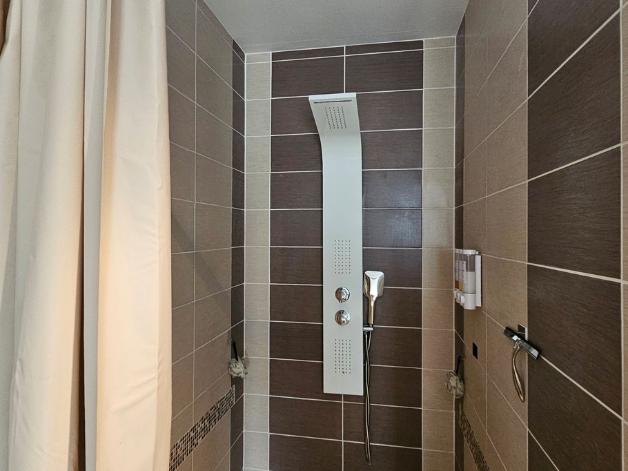 Hydro-massage shower