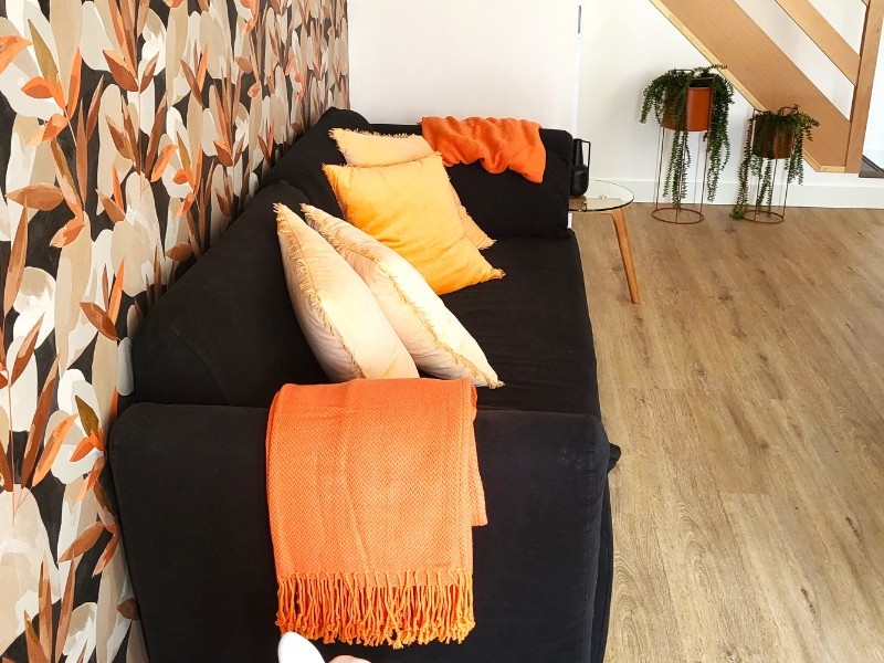 Pièce de vie au rez-de-chaussée avec sa cuisine ouverte, un coin séjour, un coin salon. 2 escaliers de part et d'autres desservent les 2 chambres.