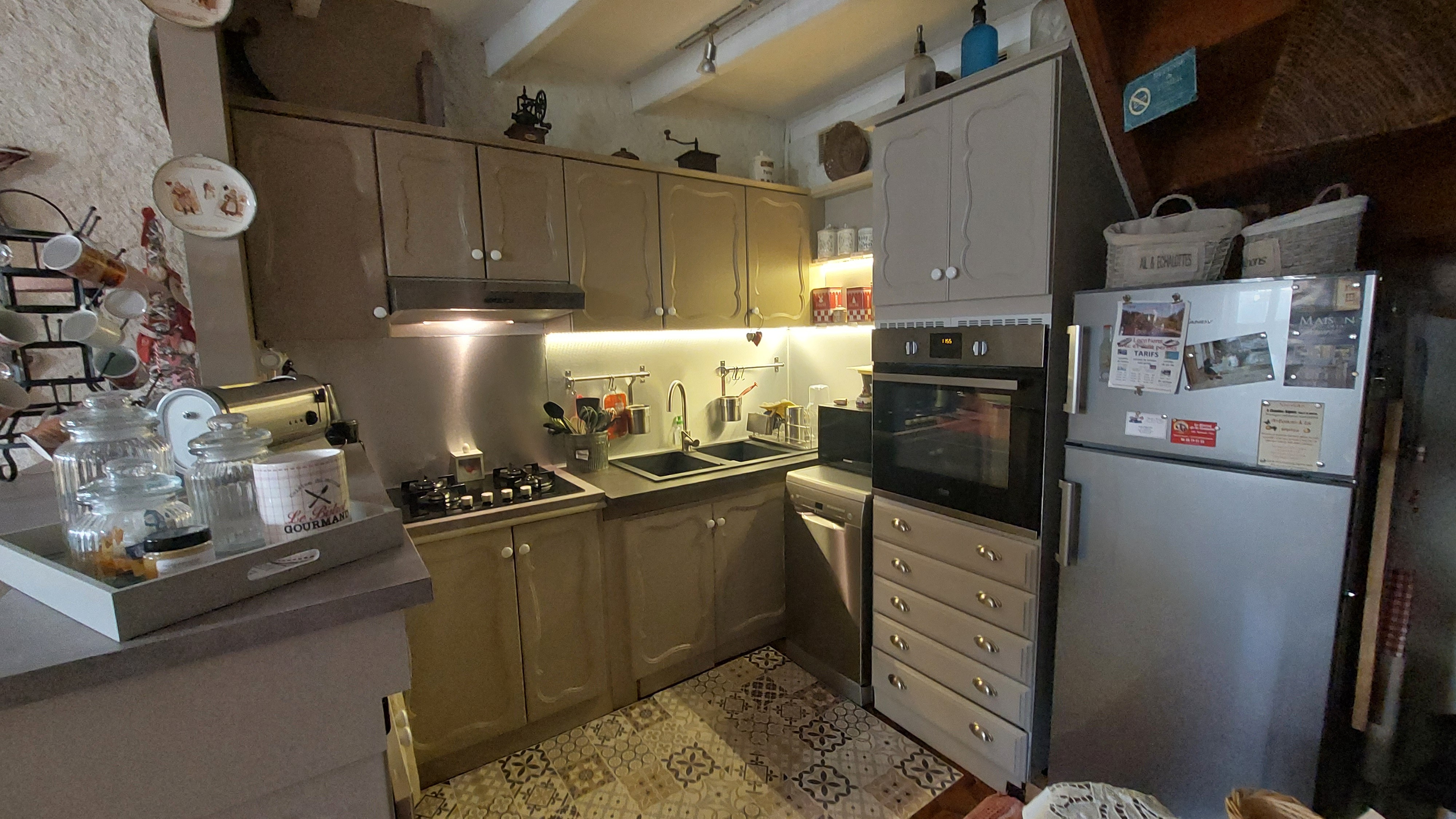 Cuisine entièrement équipée avec coin repas dans le gîte de Chaudes-Aigues
