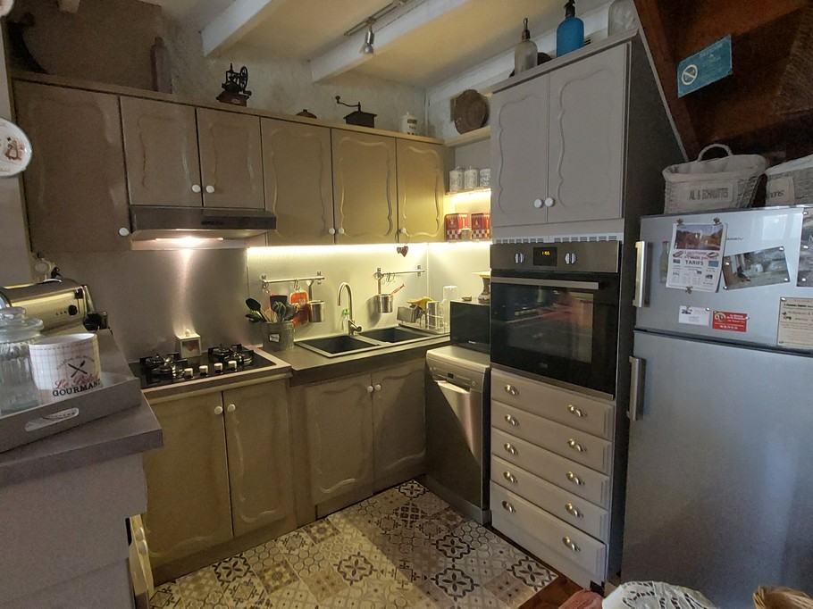 Cuisine entièrement équipée avec coin repas dans le gîte de Chaudes-Aigues