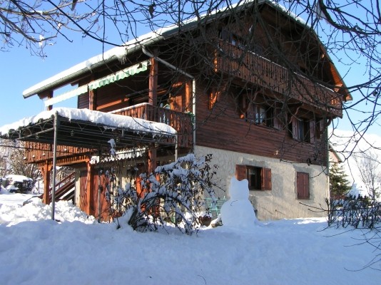 Le chalet sous la neige