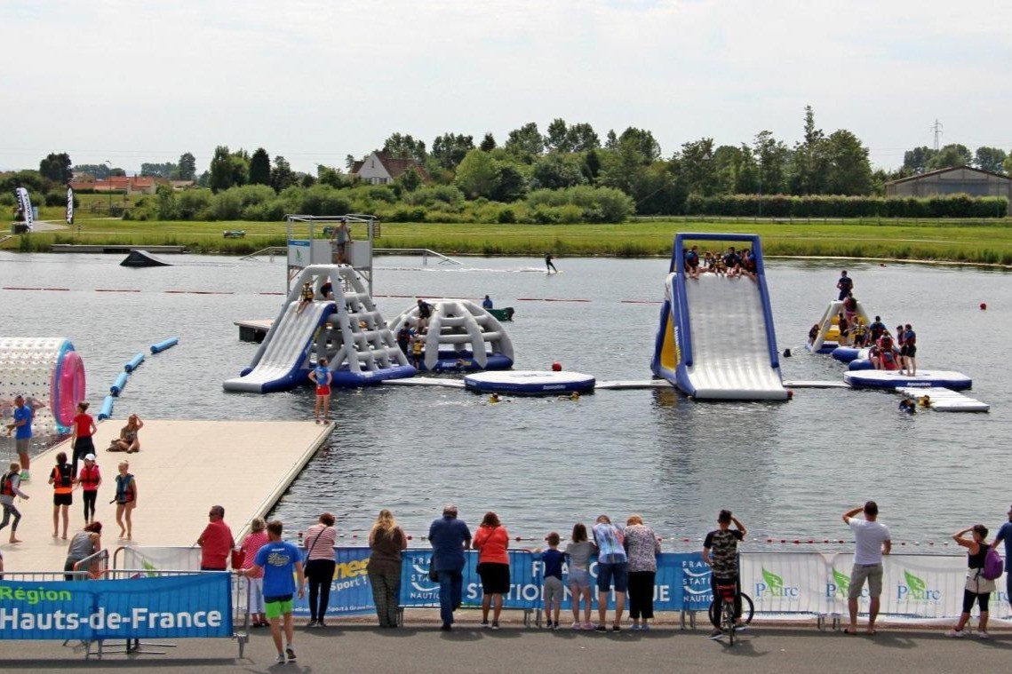 Le Parc des rives de l'Aa, jeux gonflables et activités diverses.