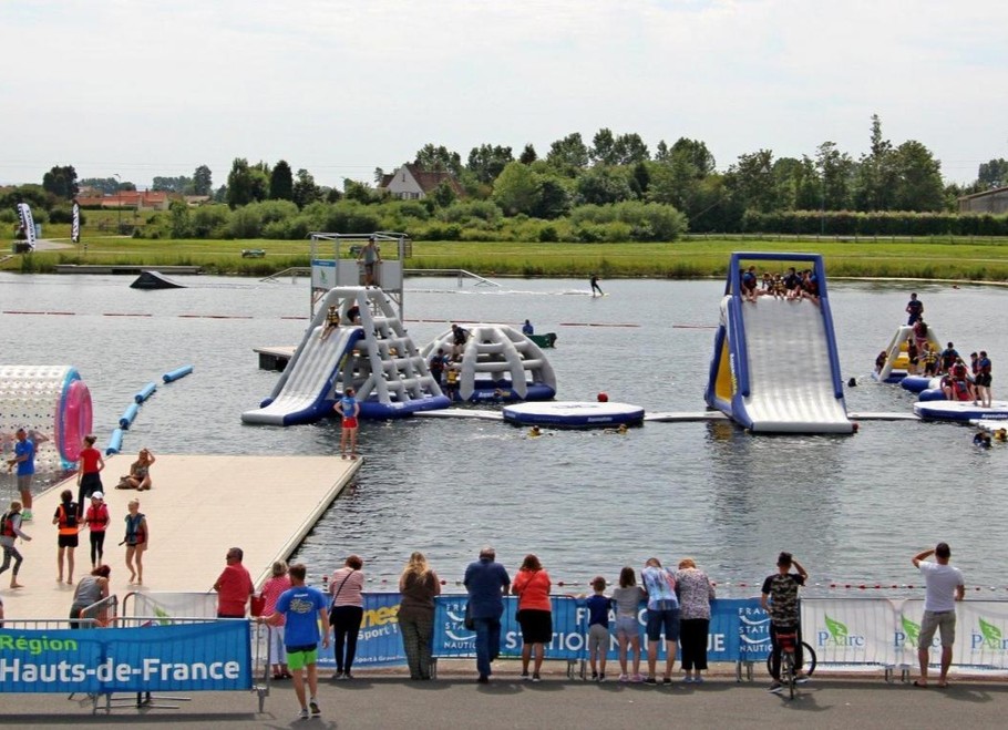 Le Parc des rives de l'Aa, jeux gonflables et activités diverses.