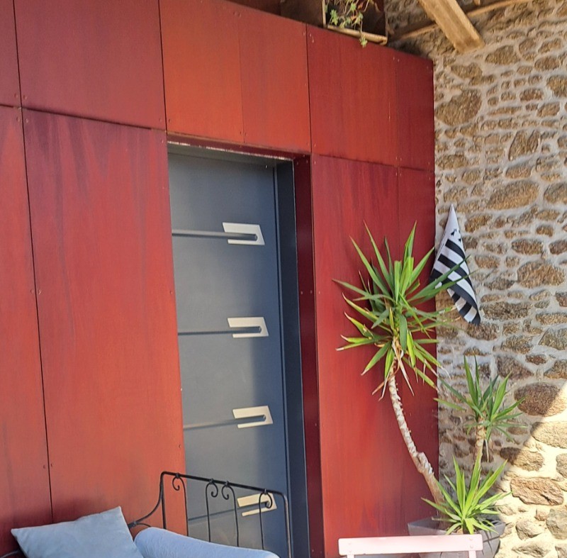 Terasse couverte sur le coté de la maison