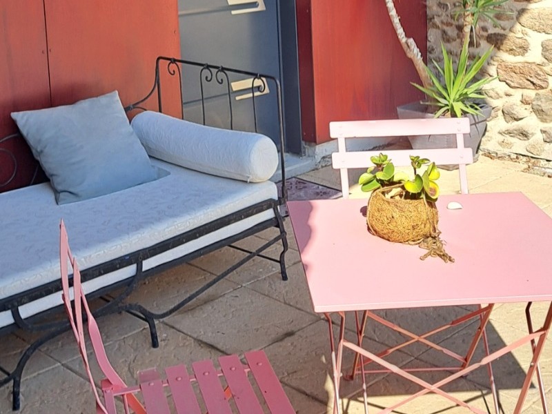 Terrasse couverte sur le coté de la maison