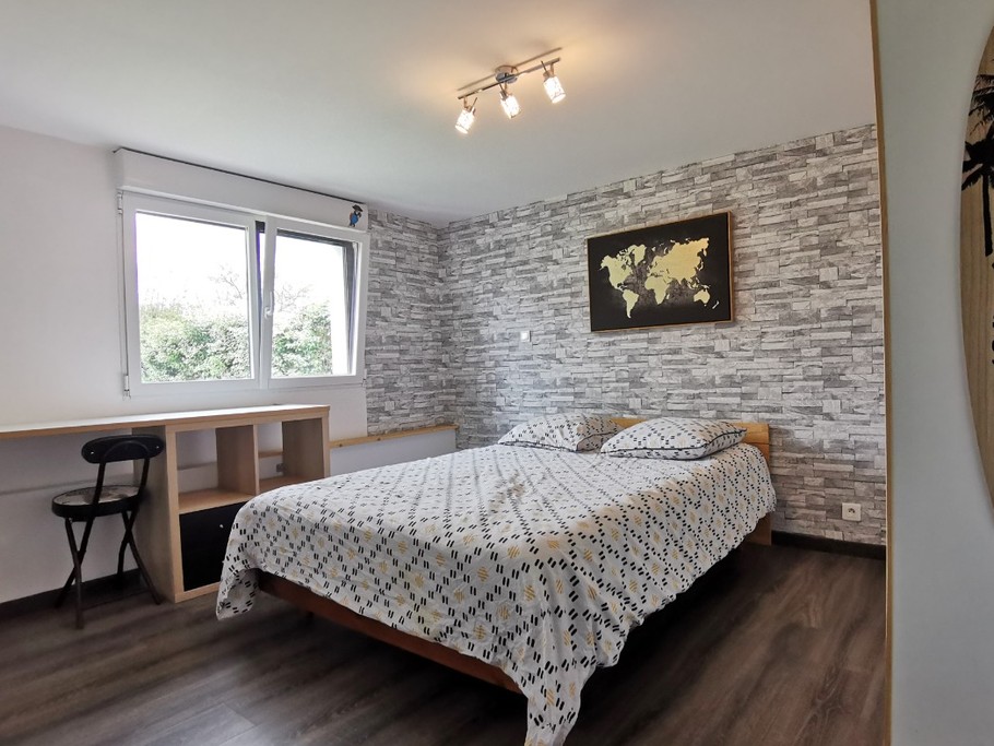 Rez de jardin: chambre 2 avec 1 lit de 140 et placard penderie