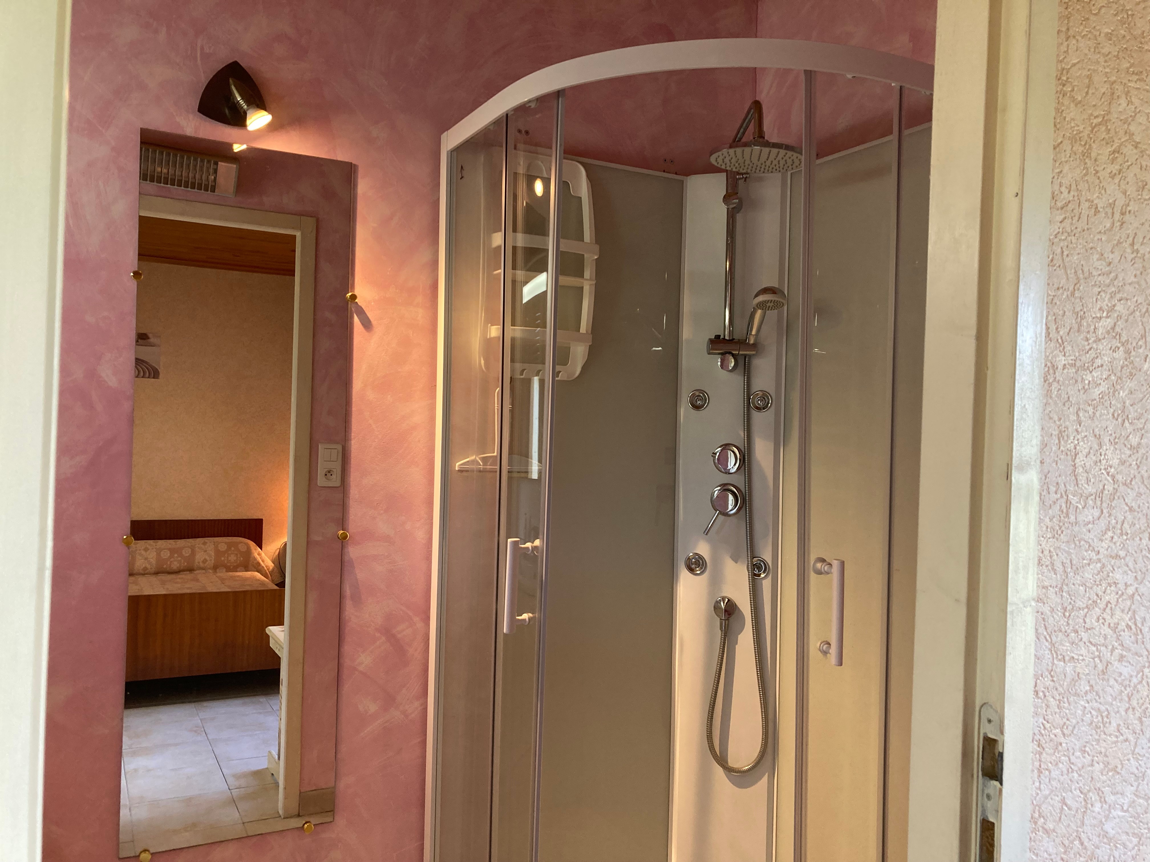 salle d'eau attenant à la chambre 2 (avec cabine de douche)