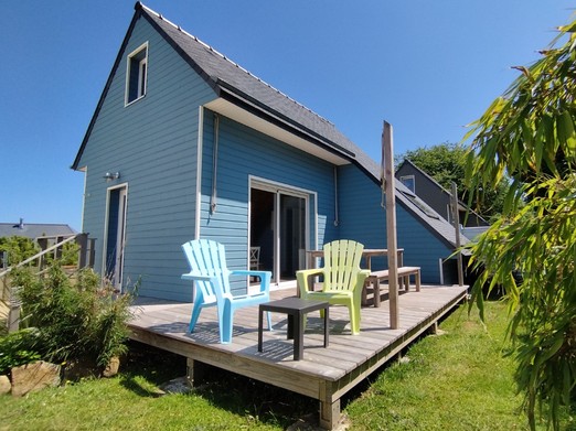 Maison, vue extérieure avec salon de jardin