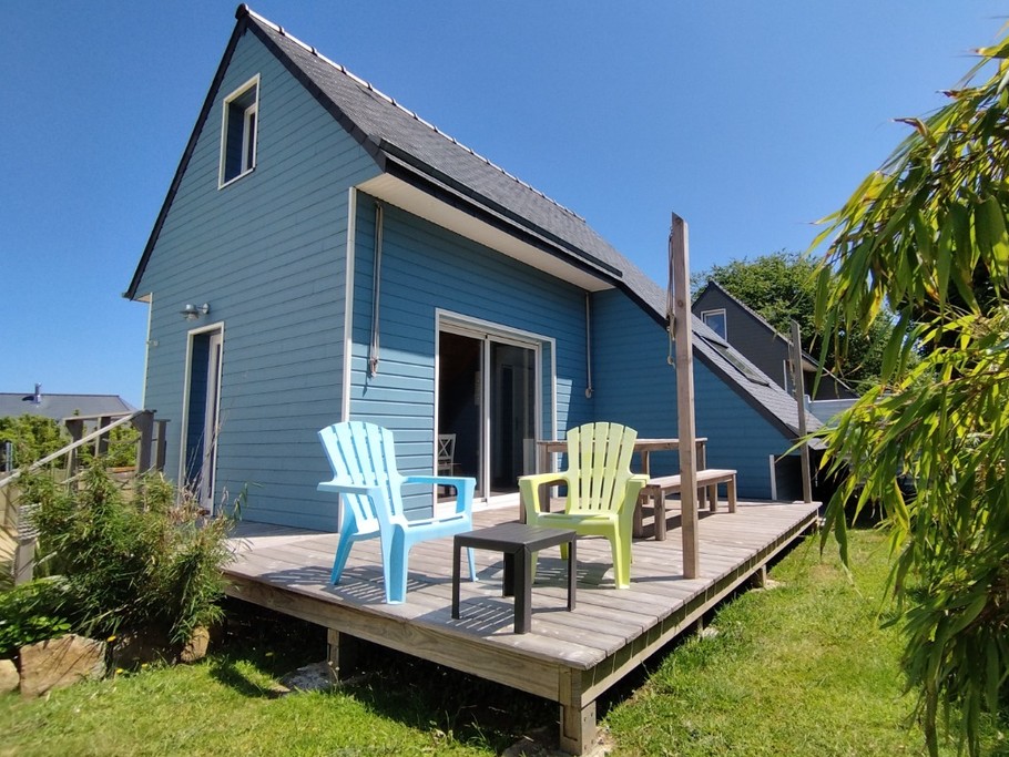 Maison, vue extérieure avec salon de jardin
