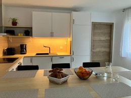Kitchen opening onto living room - Gîte du Thoné