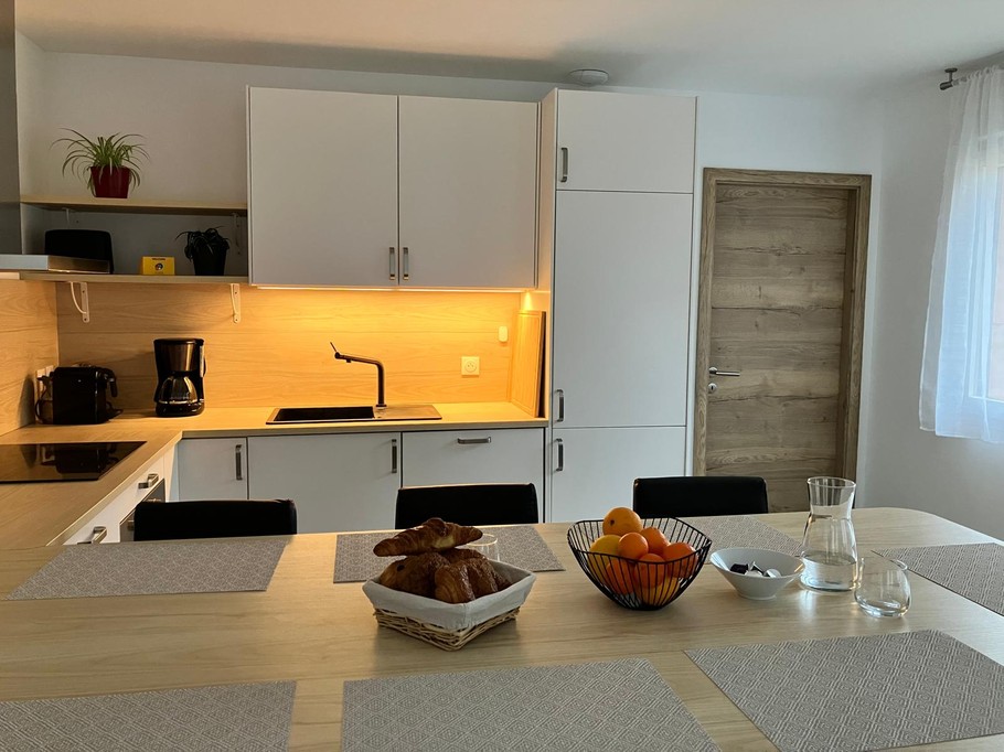 Cuisine ouverte sur salon/ séjour - Gîte du Thoné