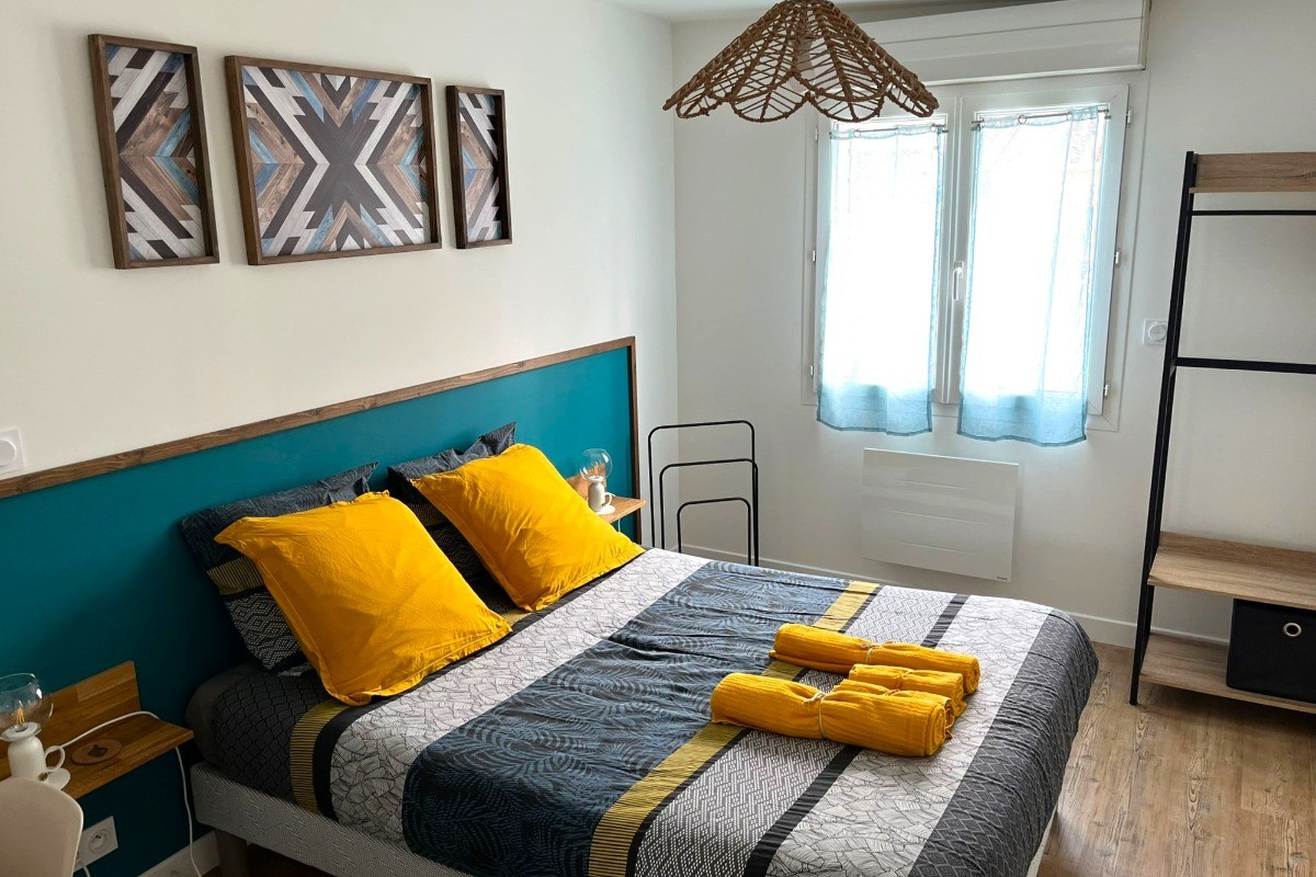 2nde chambre indépendante pour 2 personnes (lit 140 cm) avec rangements et bureau.