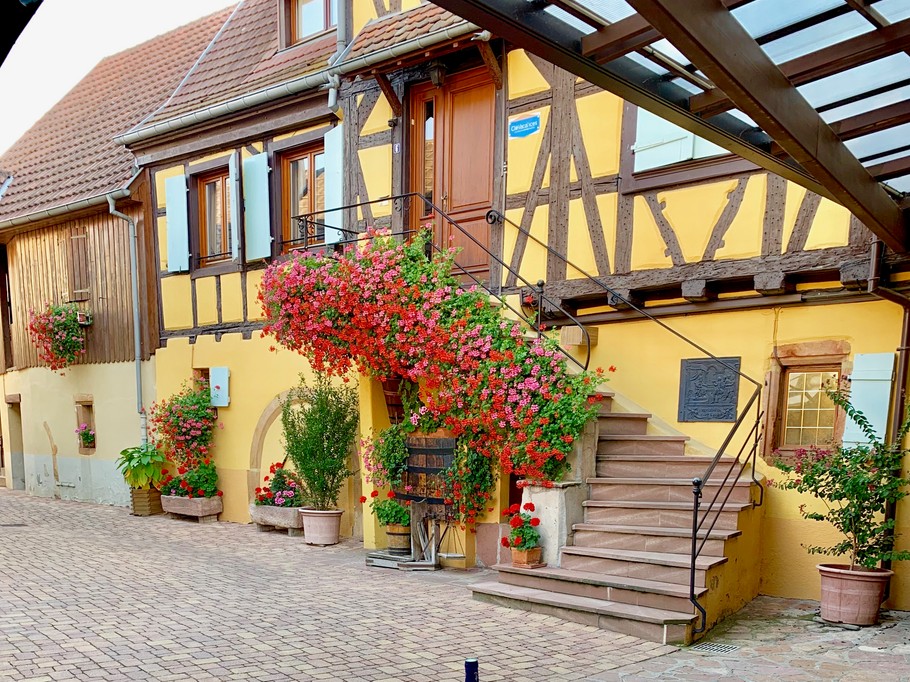 Espace cour. En arrière plan, l’escalier qui monte au gîte