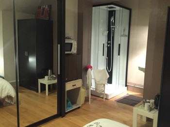 douche et lavabo dans l'alcôve de la chambre