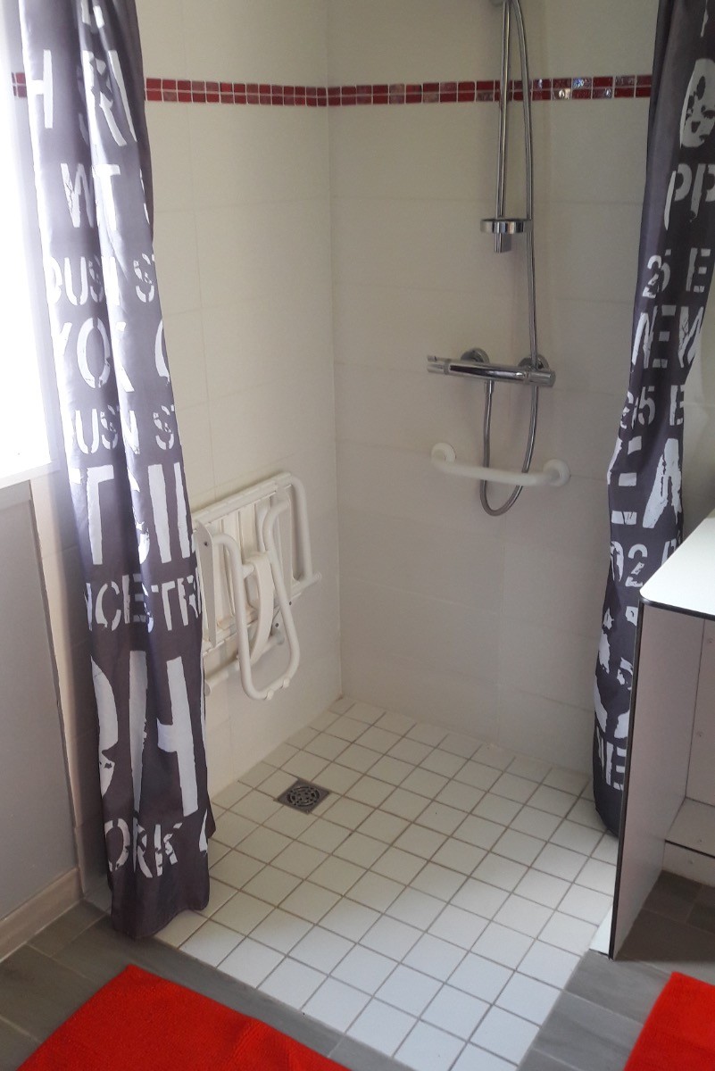 Douche à l'italienne spacieuse