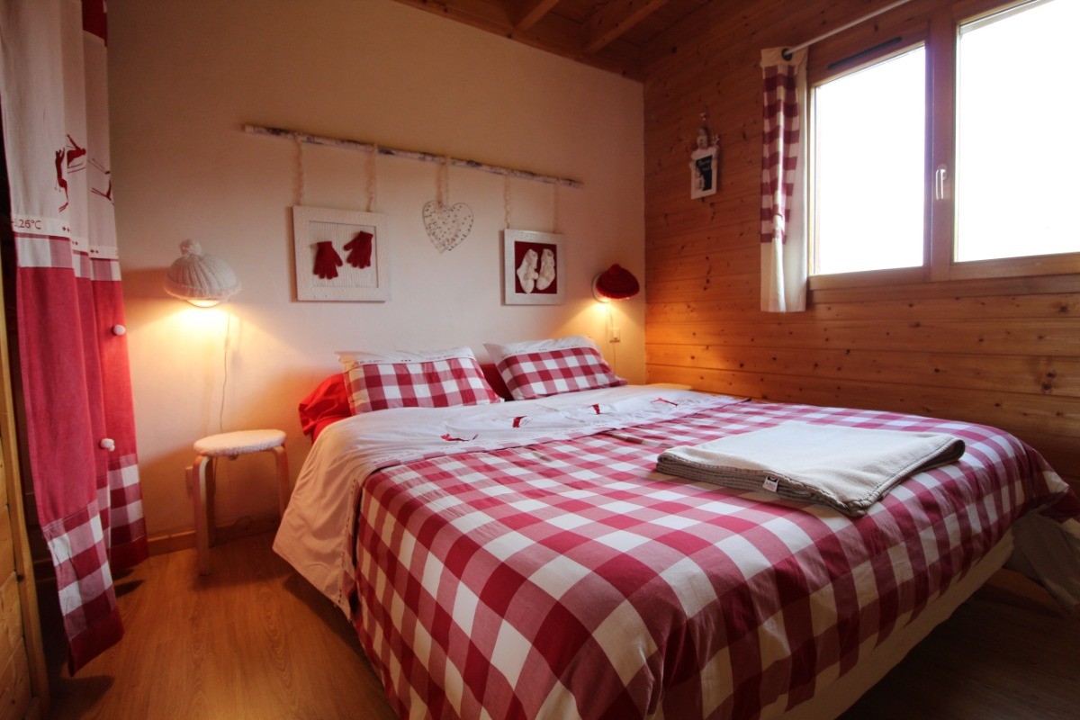 Chambre 2  équipée d'un lit de 160 cm de large. ( rez-de-chaussée).