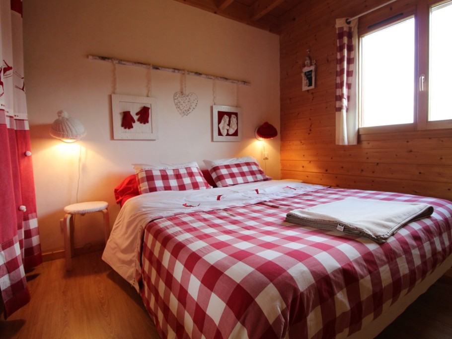 Chambre 2  équipée d'un lit de 160 cm de large. ( rez-de-chaussée).