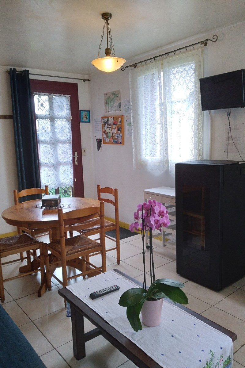Pièce de vie en rez-de-jardin avec coin séjour, coin salon