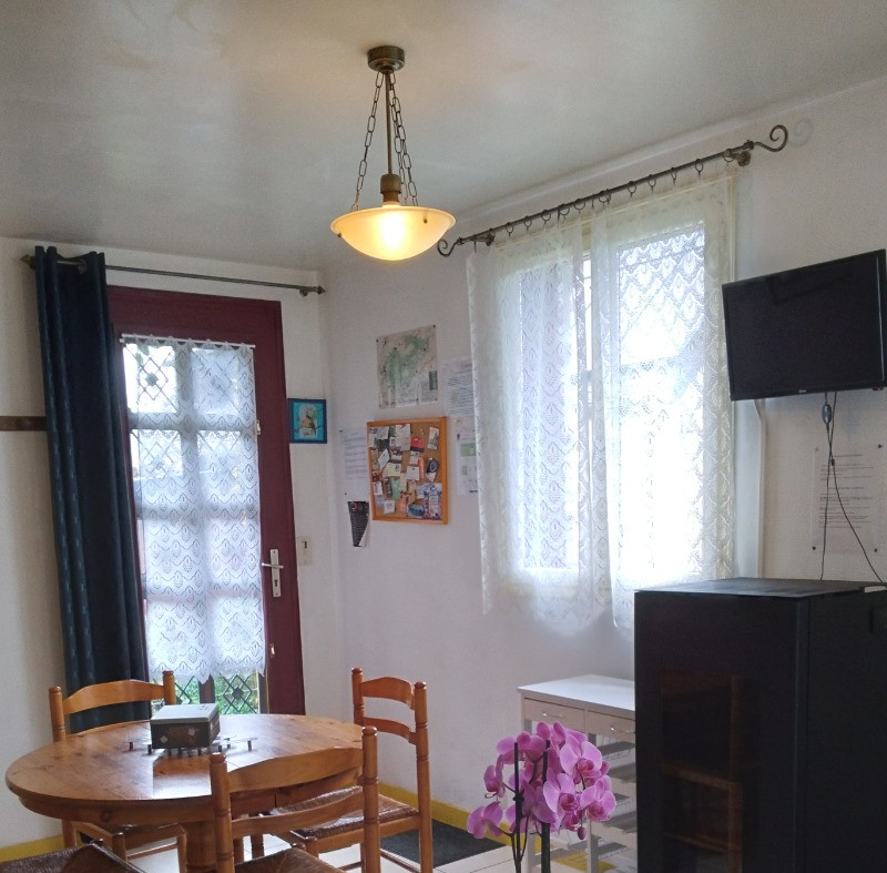 Pièce de vie en rez-de-jardin avec coin séjour, coin salon