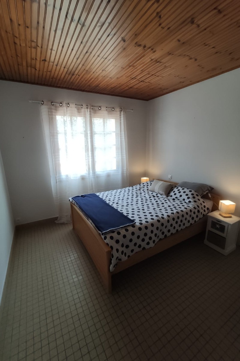 Chambre 1 avec un lit en 140