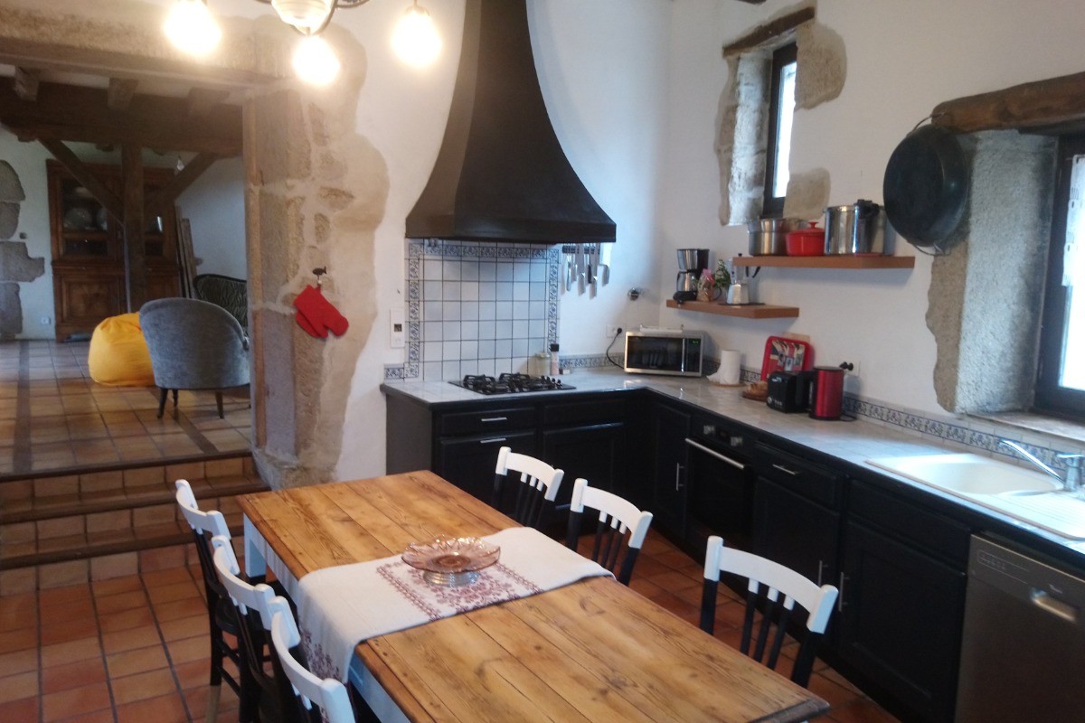 Cuisine équipée Gîte LE BEAUMONT DU LAC Longère 150m² Clévacances Beaumont du Lac 87120