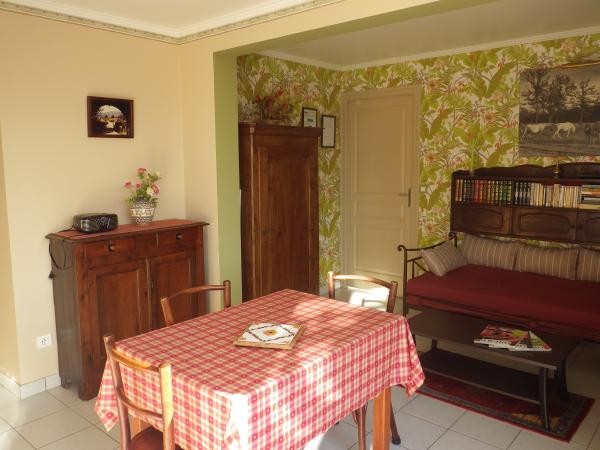 Pièce de vie avec coin repas