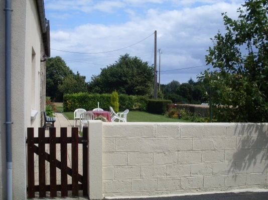 patie close devant la maison