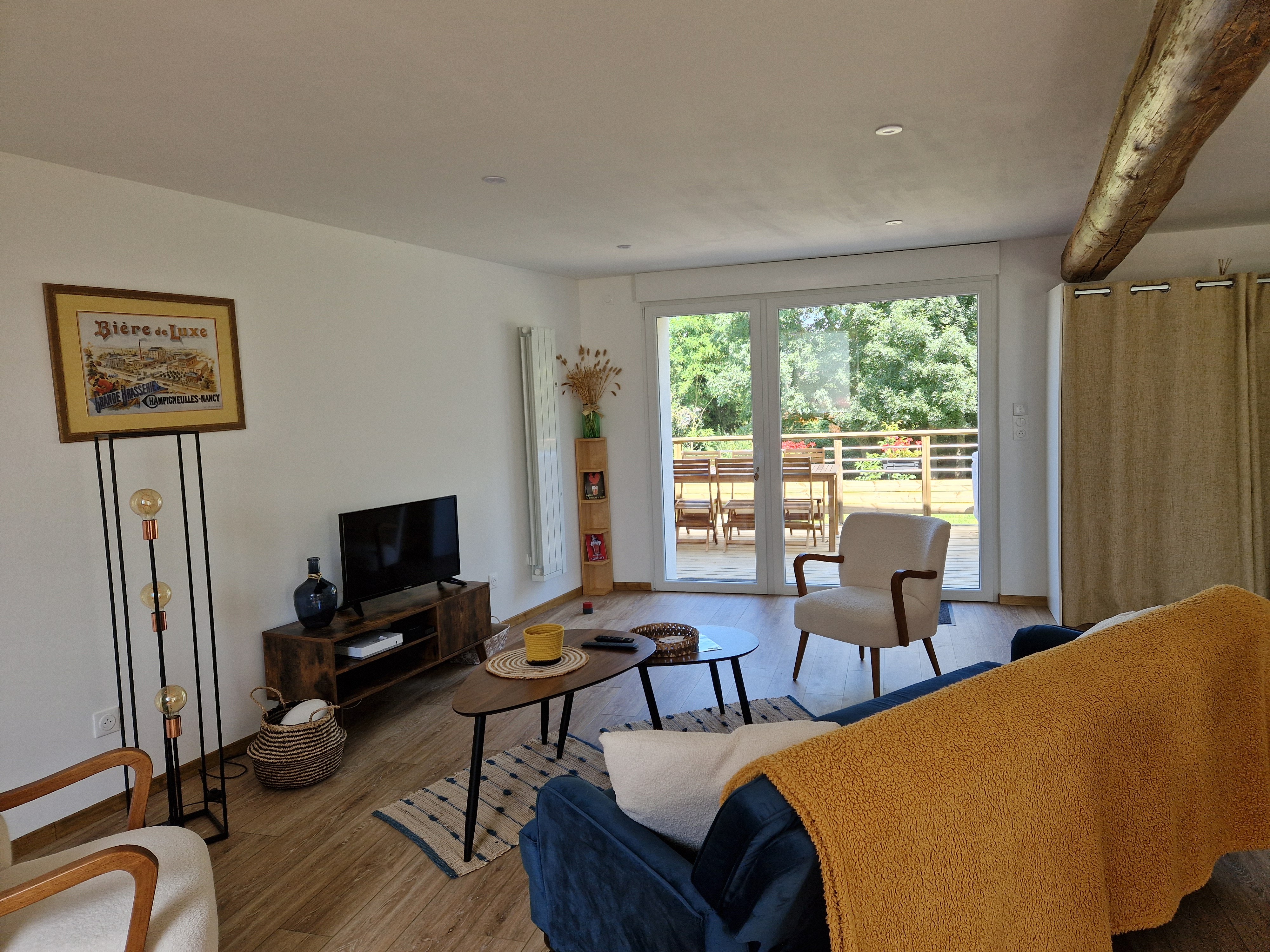 Pièce de vie lumineuse ouvrant sur terrasse - Gite les bords de l'Amezule, gite Bergamotte