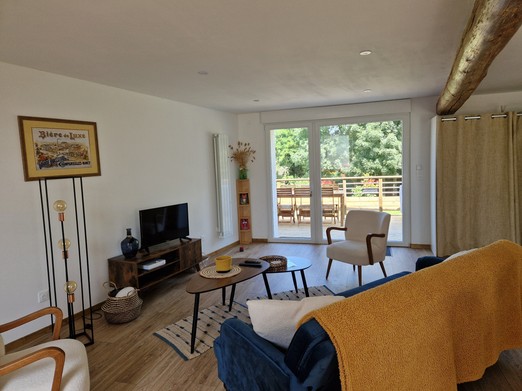 Pièce de vie lumineuse ouvrant sur terrasse - Gite les bords de l'Amezule, gite Bergamotte