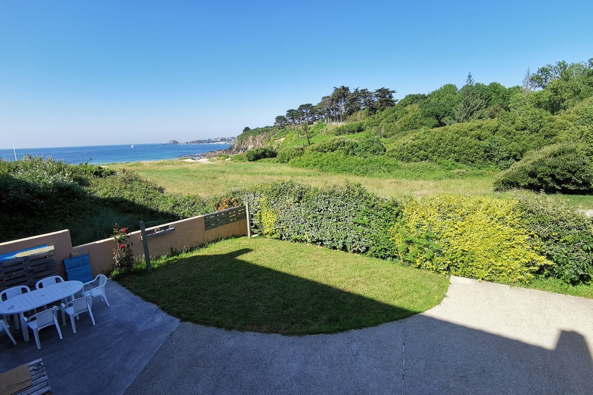 Vue sur le jardin et la mer
