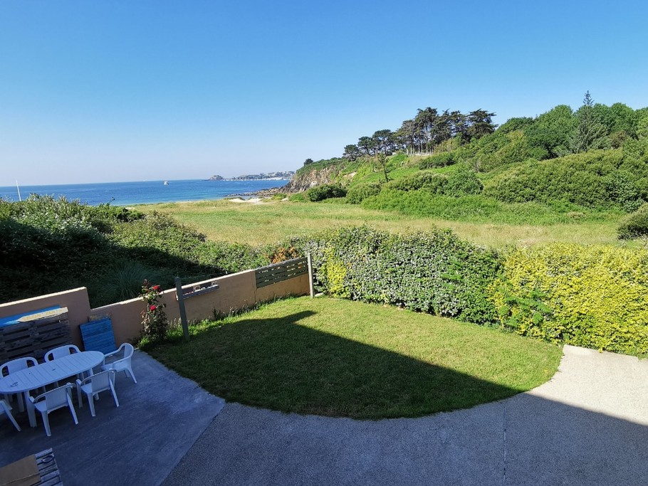 Vue sur le jardin et la mer