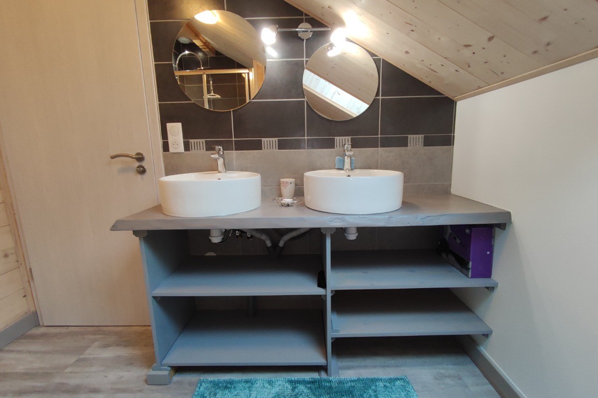 Salle d'eau - à l'étage, double vasque, avec rangement, meuble à tiroirs pouvant servir de table pour change bébé.