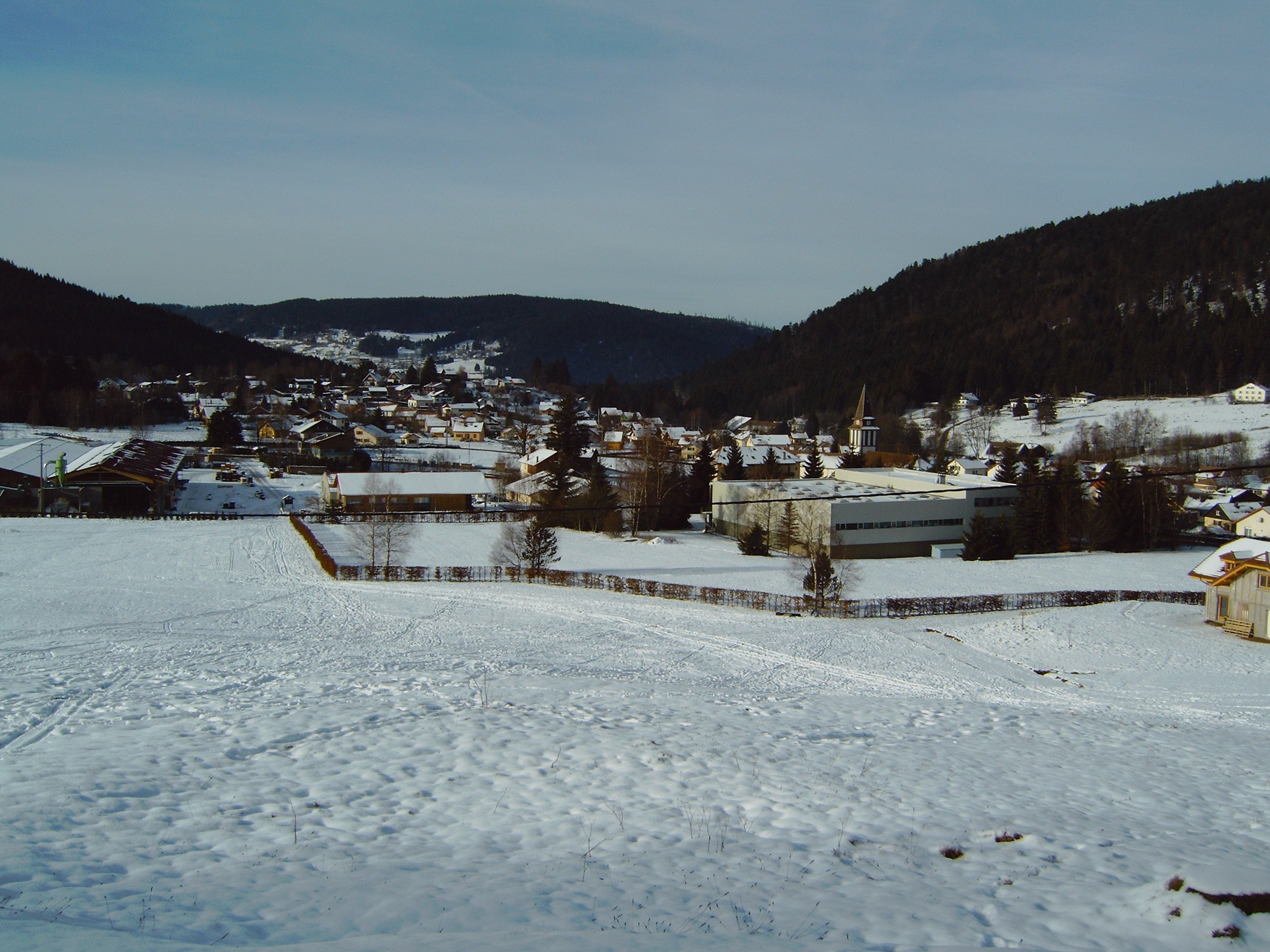Vue d'hiver du jardin sur la vallée et le Massif