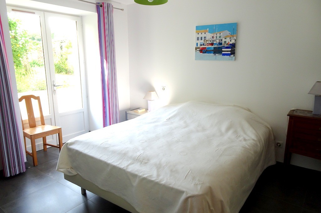 La chambre du rez de jardin, accessible aux personnes avec handicap (porte 90 cm)