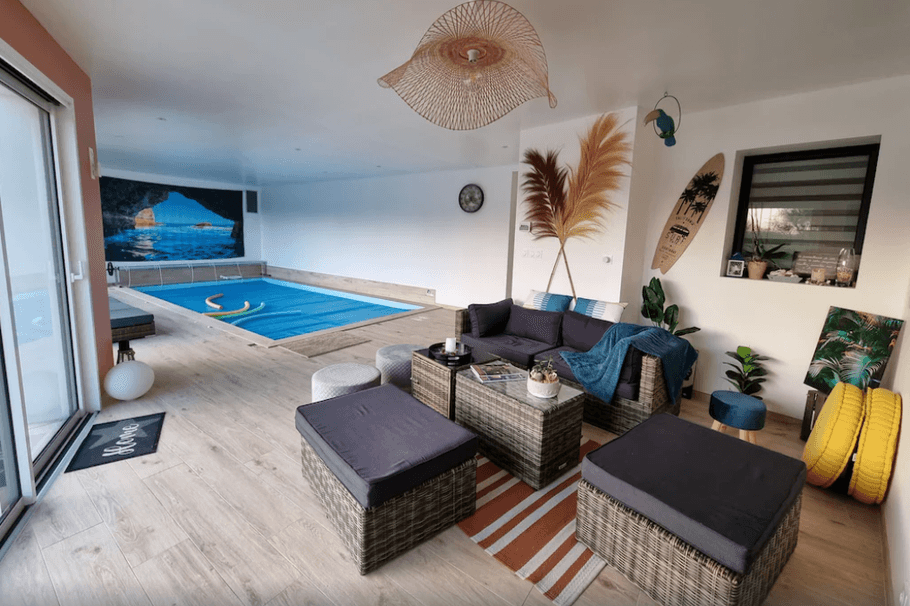 salon détente près de la piscine intérieure chauffée