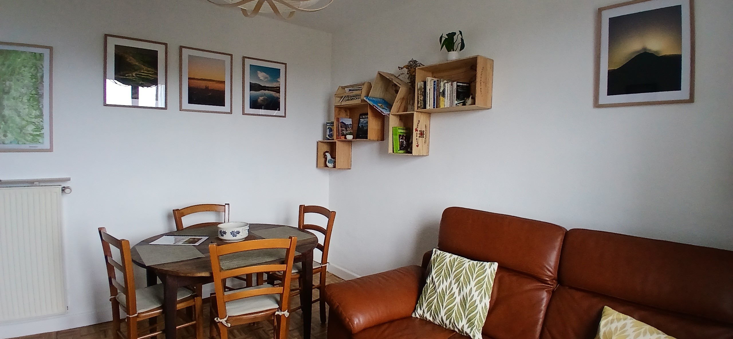 "Les Châtaigniers" in Orcines, Puy-de-Dôme: The living and dining room