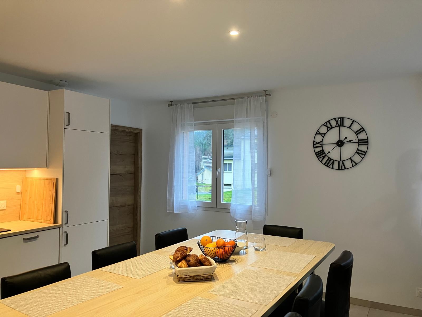 Cuisine ouverte sur salon/ séjour -Gîte du Thoné