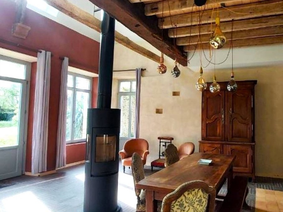 Pièce de vie en rez-de-jardin équipée d'un poêle à bois, avec espace salon, espace séjour et espace cuisine parfaitement équipée. Vaisselle haut de gamme fabriquée en France et électroménager de très bonne qualité.