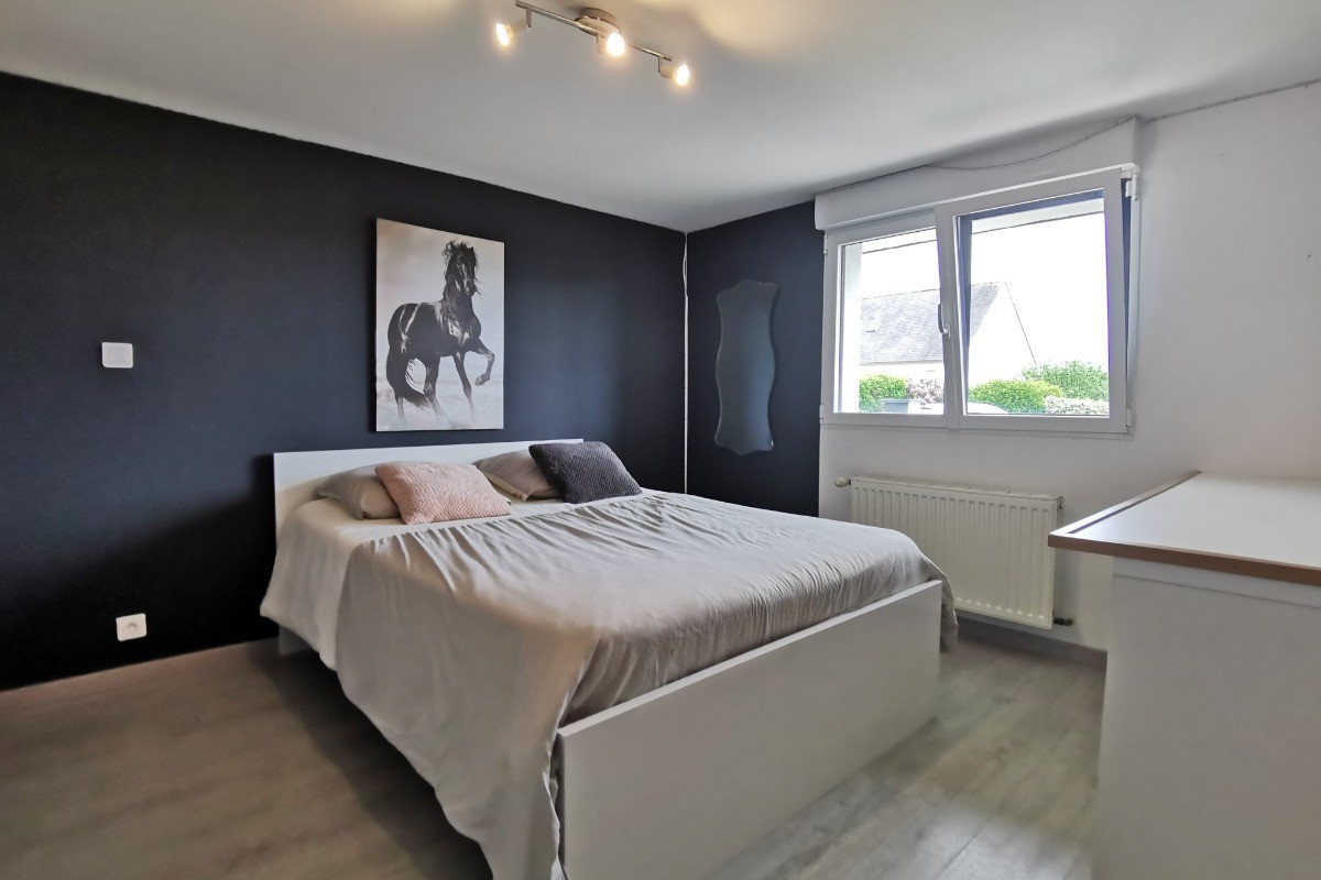 Rez de jardin : chambre 3 avec 1 lit de 140 et placard penderie