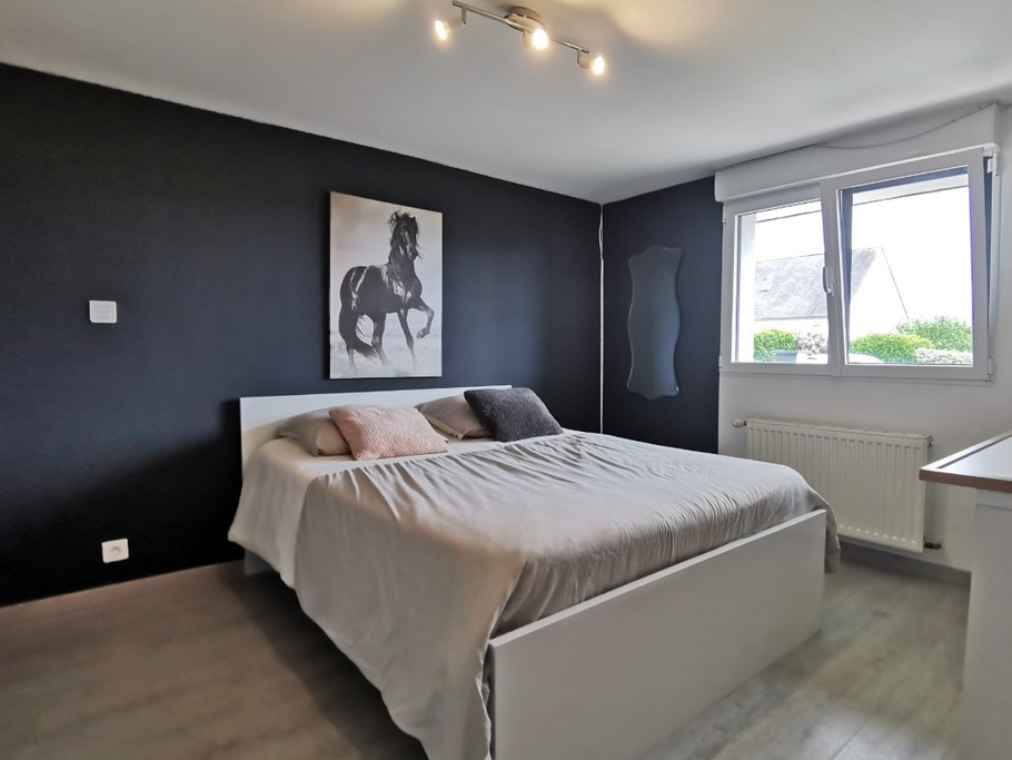 Rez de jardin : chambre 3 avec 1 lit de 140 et placard penderie