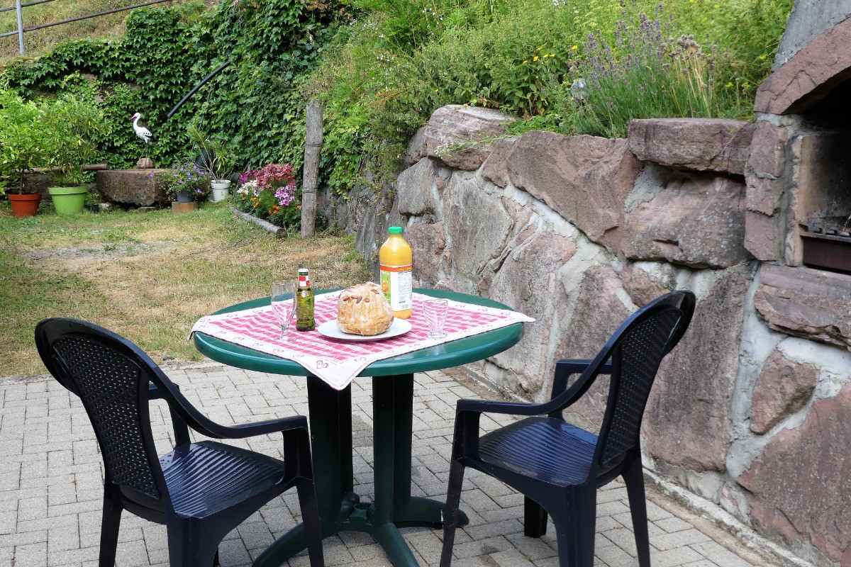 Cour avec barbecue, table de ping pong