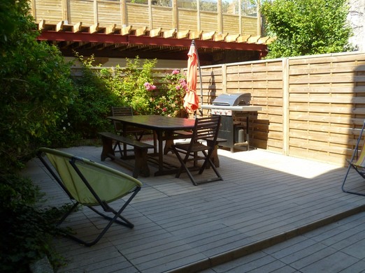 Grande terrasse à l'arrière de la maison