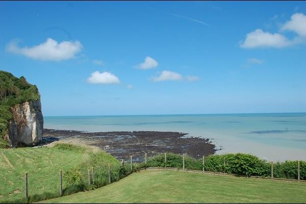 2 fauteuils a disposition pour vous relaxer face a la mer