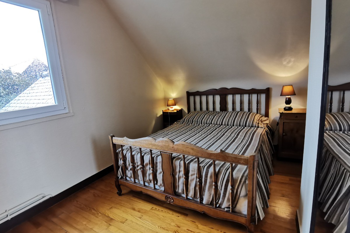 chambre à l'étage avec lit 140