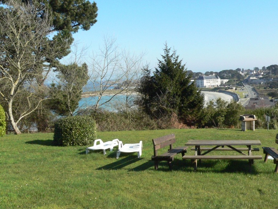 Appartement 2 pièces duplex vue mer à 50m de la plage de sable fin de Trestel, meublé de tourisme 3 étoiles, Trévou-Tréguignec, Côtes d'Armor - Bretagne - Espace de verdure à votre disposition