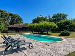 La piscine sécurisée non chauffée avec transats